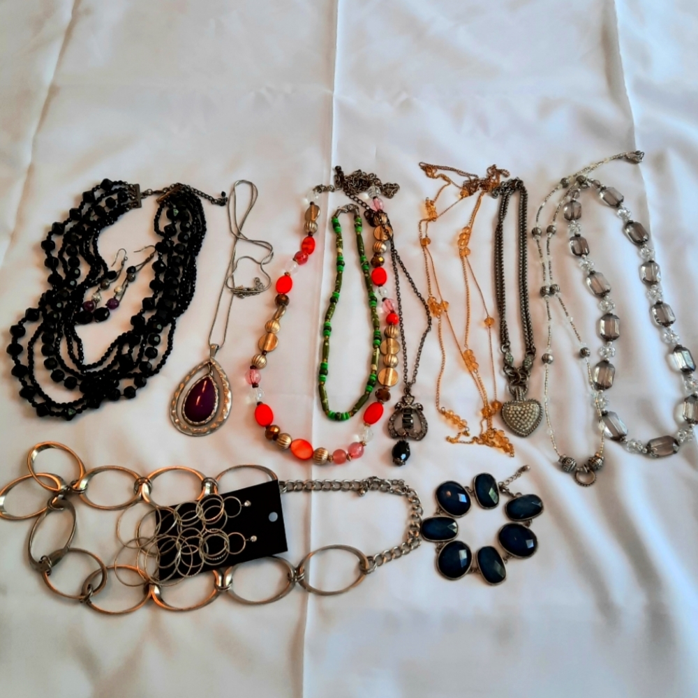 JEWELRY LOT*VINTAGE & CONTEMPORARY*10 NECKLACES, 2 EARRINGS & 1 BRACELET